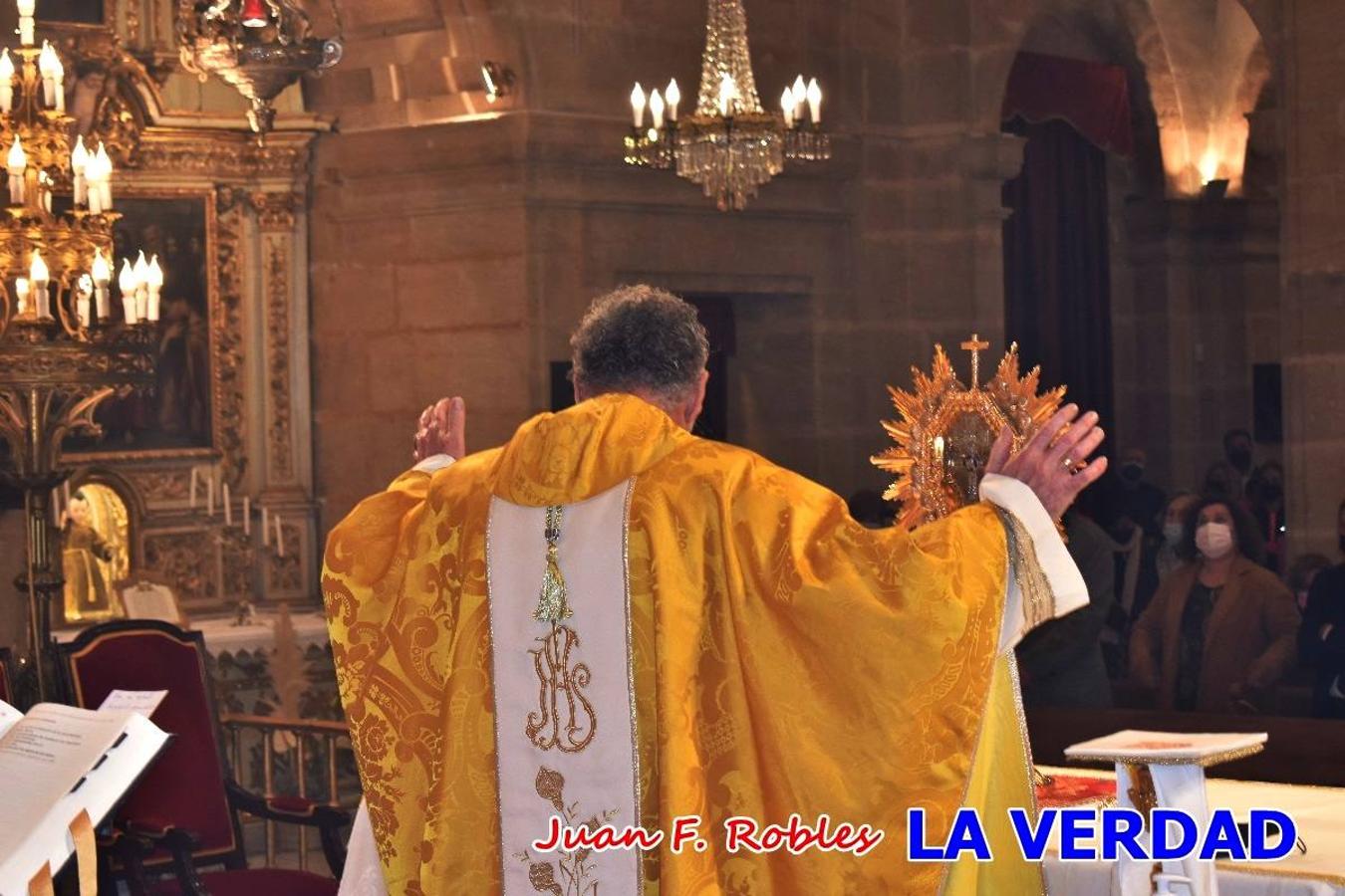 Unas 200 personas de Granja de Rocamora, Abanilla y Ulea finalizaron ayer el recorrido, a pide, de los 120 kilómetros que separan la localidad alicantina de Caravaca de la Cruz. Los cuatro municipios comparten la devoción a sendos Lignum Crucis que se veneran en cada una de las localidades. Ayer recorrieron la última etapa, desde Bullas hasta basílica de la Vera Cruz en una ceremonia oficiada por el rector, Emilio Sánchez, y en la que estuvieron presentes los representantes de las instituciones religiosas que organizaban la peregrinación y una representación de los ocho Ayuntamientos que atraviesa este camino.