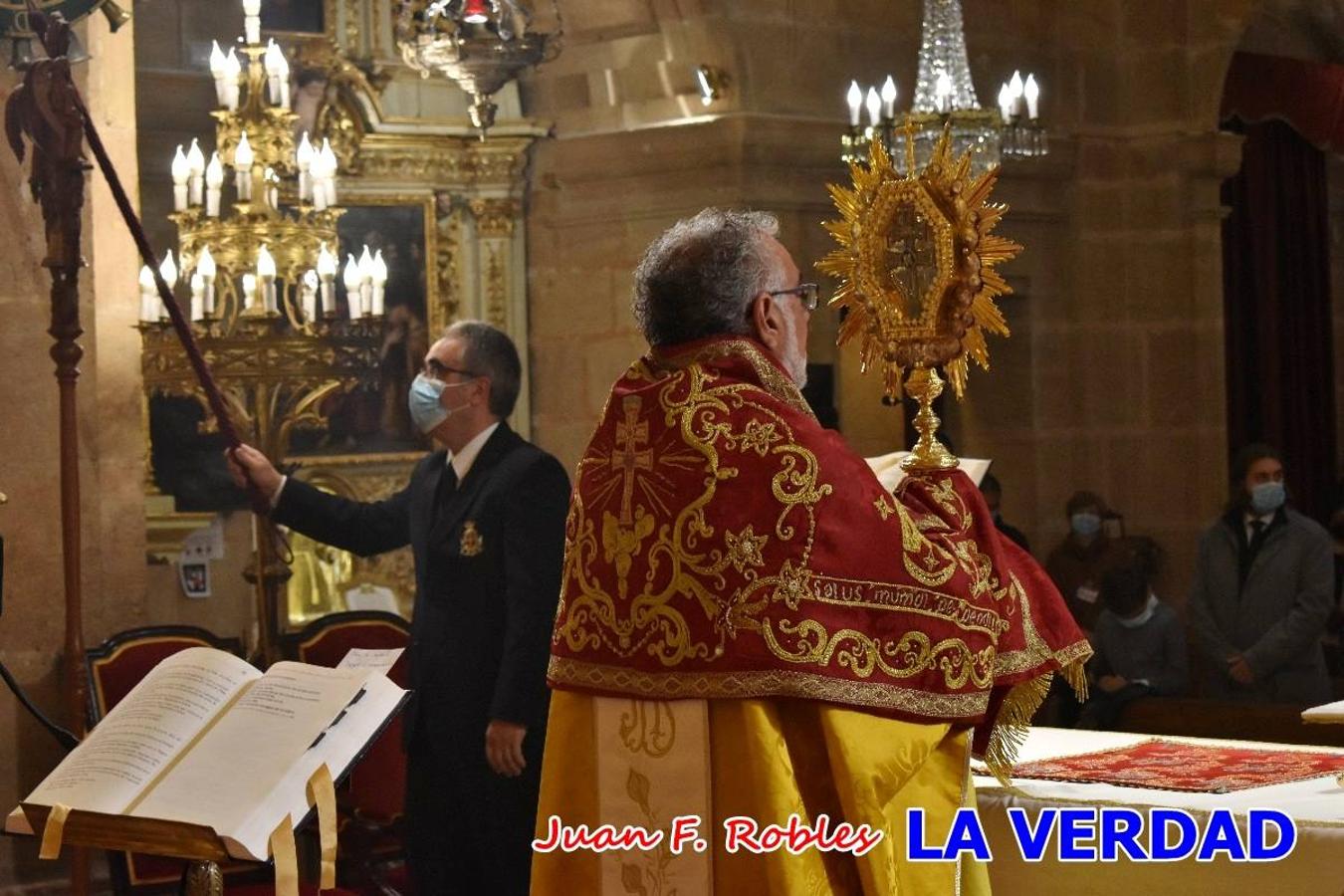 Unas 200 personas de Granja de Rocamora, Abanilla y Ulea finalizaron ayer el recorrido, a pide, de los 120 kilómetros que separan la localidad alicantina de Caravaca de la Cruz. Los cuatro municipios comparten la devoción a sendos Lignum Crucis que se veneran en cada una de las localidades. Ayer recorrieron la última etapa, desde Bullas hasta basílica de la Vera Cruz en una ceremonia oficiada por el rector, Emilio Sánchez, y en la que estuvieron presentes los representantes de las instituciones religiosas que organizaban la peregrinación y una representación de los ocho Ayuntamientos que atraviesa este camino.