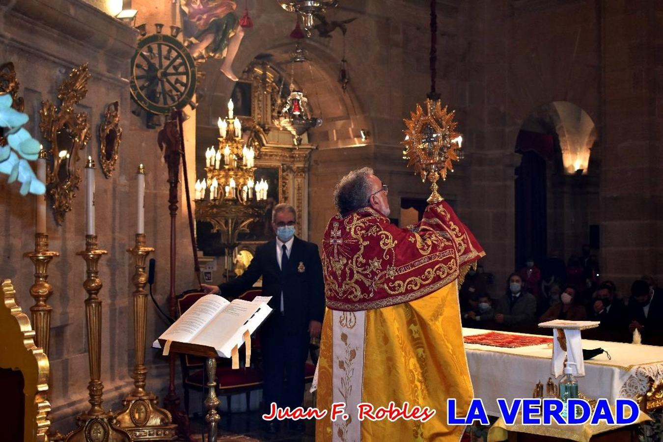 Unas 200 personas de Granja de Rocamora, Abanilla y Ulea finalizaron ayer el recorrido, a pide, de los 120 kilómetros que separan la localidad alicantina de Caravaca de la Cruz. Los cuatro municipios comparten la devoción a sendos Lignum Crucis que se veneran en cada una de las localidades. Ayer recorrieron la última etapa, desde Bullas hasta basílica de la Vera Cruz en una ceremonia oficiada por el rector, Emilio Sánchez, y en la que estuvieron presentes los representantes de las instituciones religiosas que organizaban la peregrinación y una representación de los ocho Ayuntamientos que atraviesa este camino.