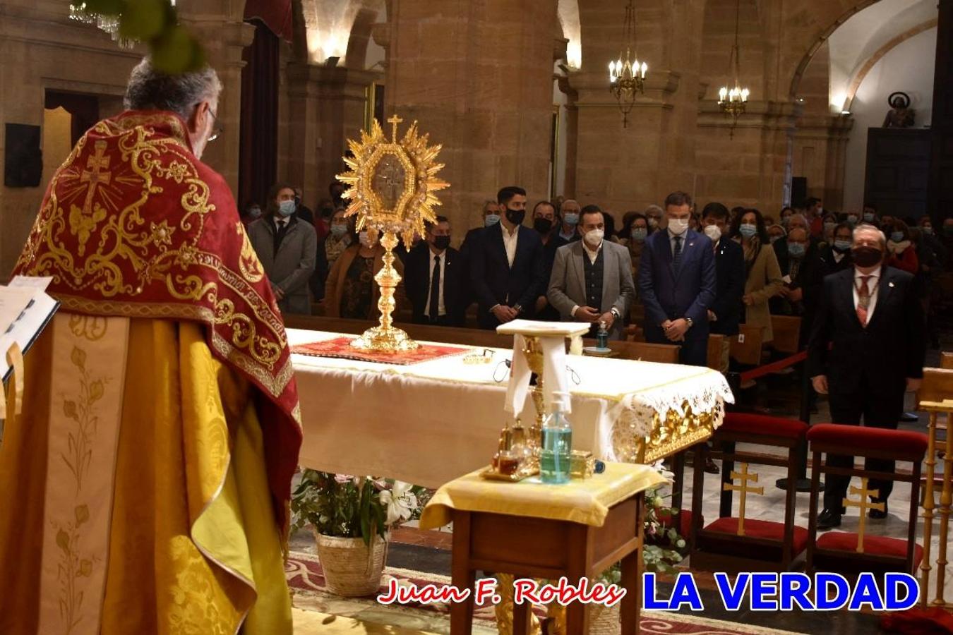 Unas 200 personas de Granja de Rocamora, Abanilla y Ulea finalizaron ayer el recorrido, a pide, de los 120 kilómetros que separan la localidad alicantina de Caravaca de la Cruz. Los cuatro municipios comparten la devoción a sendos Lignum Crucis que se veneran en cada una de las localidades. Ayer recorrieron la última etapa, desde Bullas hasta basílica de la Vera Cruz en una ceremonia oficiada por el rector, Emilio Sánchez, y en la que estuvieron presentes los representantes de las instituciones religiosas que organizaban la peregrinación y una representación de los ocho Ayuntamientos que atraviesa este camino.