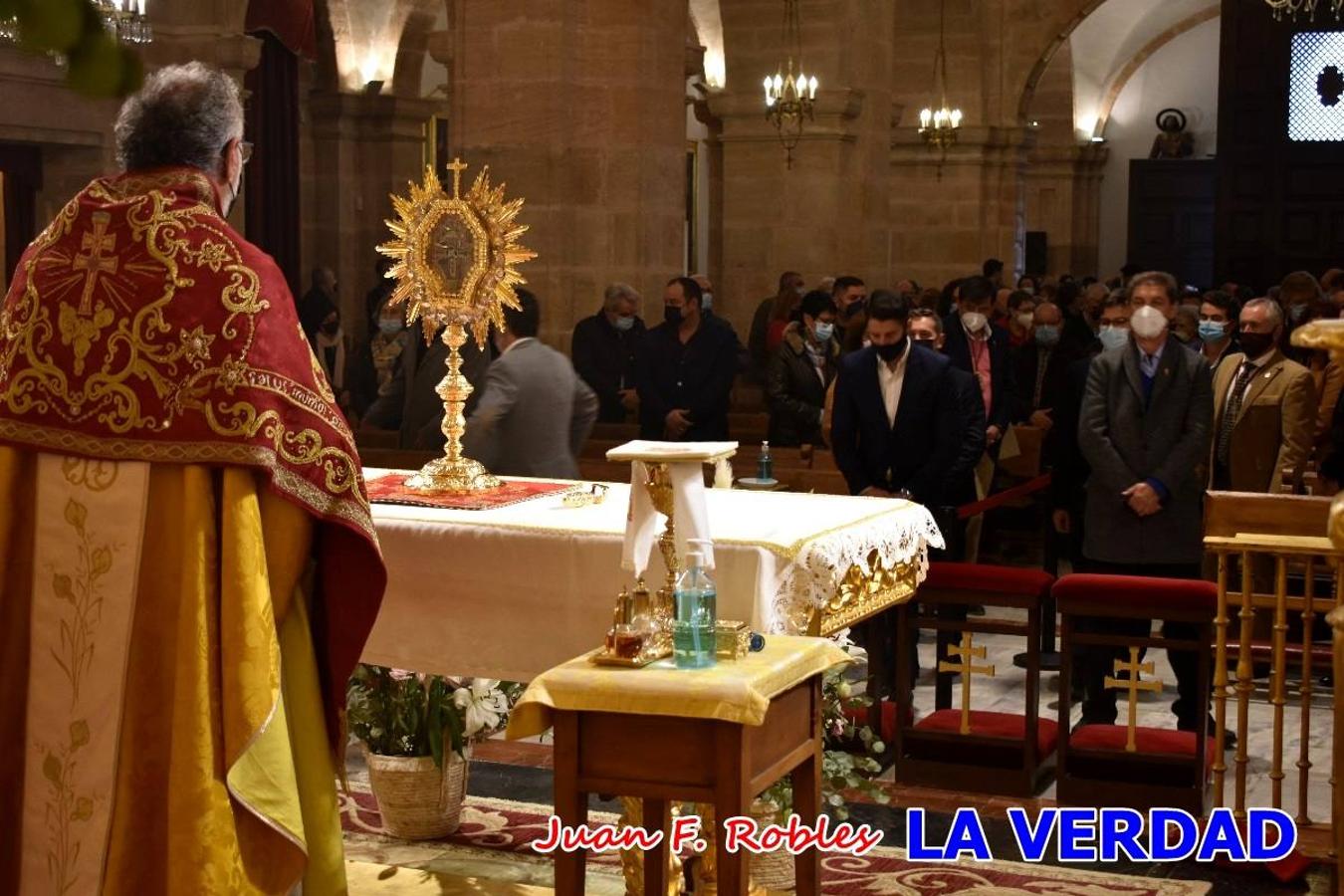 Unas 200 personas de Granja de Rocamora, Abanilla y Ulea finalizaron ayer el recorrido, a pide, de los 120 kilómetros que separan la localidad alicantina de Caravaca de la Cruz. Los cuatro municipios comparten la devoción a sendos Lignum Crucis que se veneran en cada una de las localidades. Ayer recorrieron la última etapa, desde Bullas hasta basílica de la Vera Cruz en una ceremonia oficiada por el rector, Emilio Sánchez, y en la que estuvieron presentes los representantes de las instituciones religiosas que organizaban la peregrinación y una representación de los ocho Ayuntamientos que atraviesa este camino.