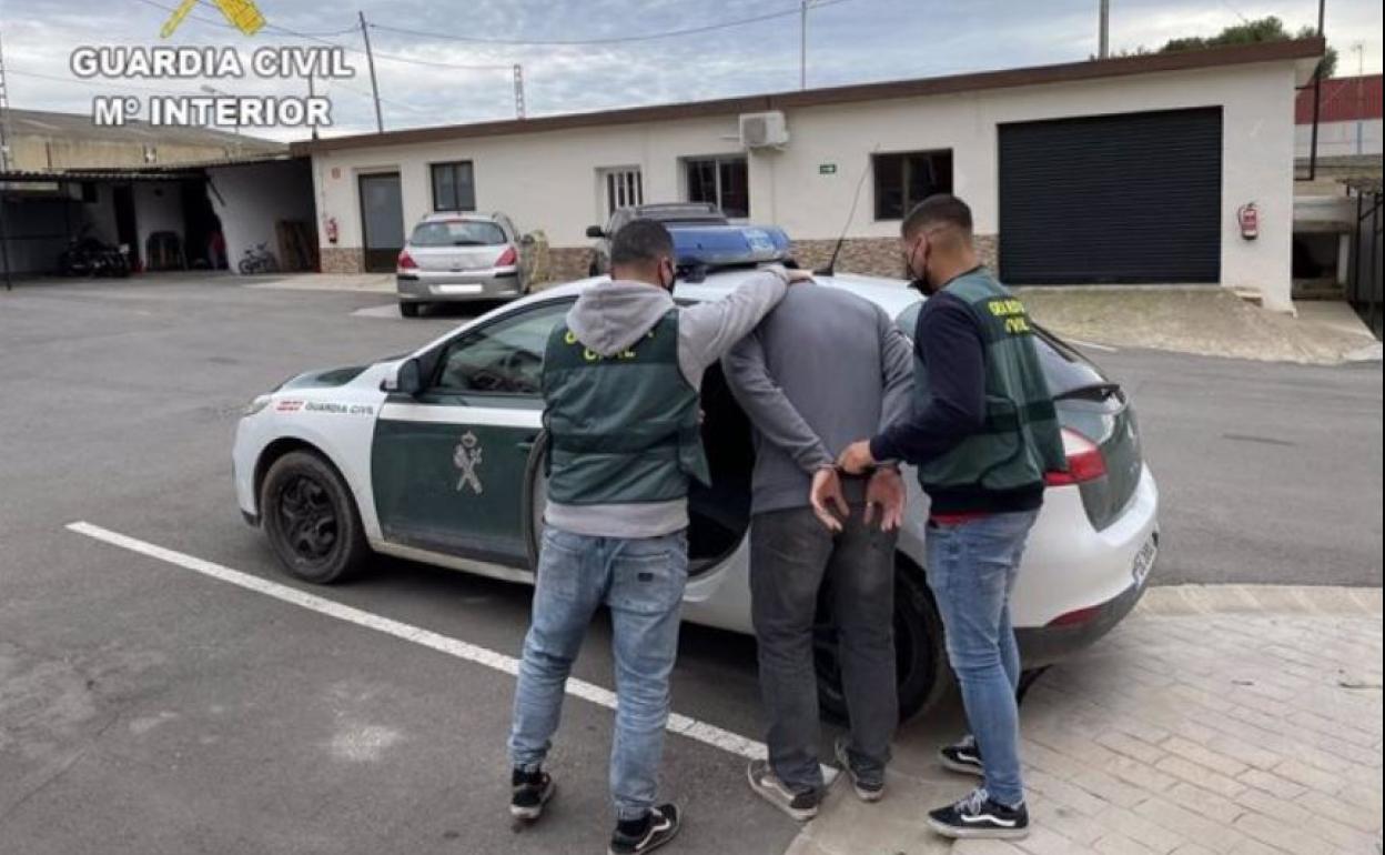 Agentes de la Guardia Civil detienen al presunto estafador en el municipio valenciano de Lliria.