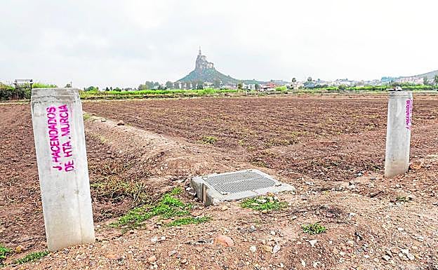 Acequia La Ladrona, en Monteagudo, tapada por la Junta de Hacendados y cuya apertura acaba de ordenar un juez de Murcia.