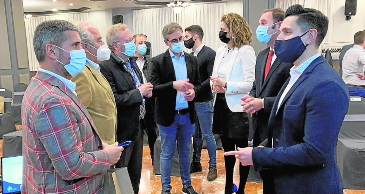 Empresarios de la hostelería y la alcaldesa, ayer. 