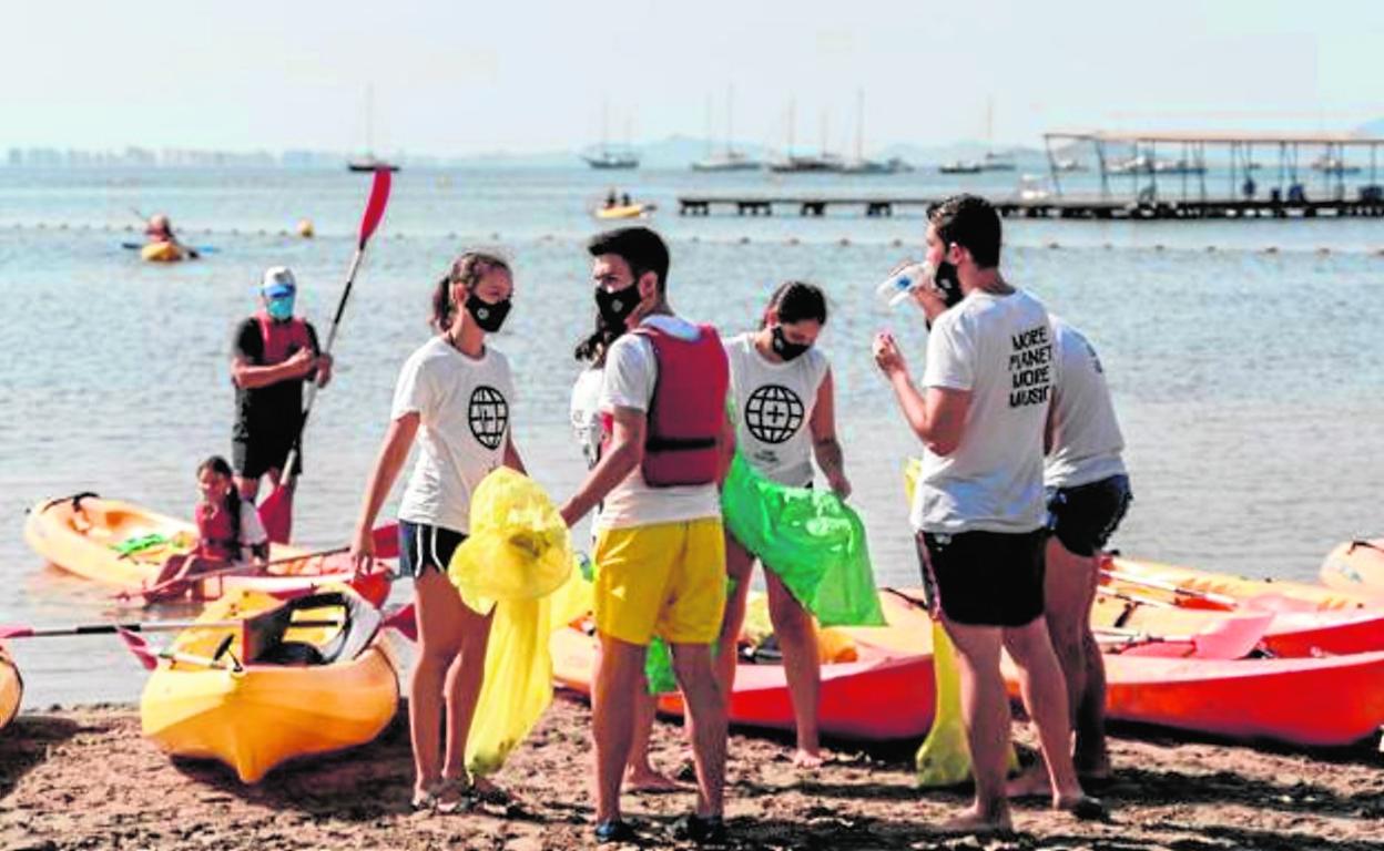 La Región celebra el Día del Voluntariado con la recogida de plásticos en el Mar Menor