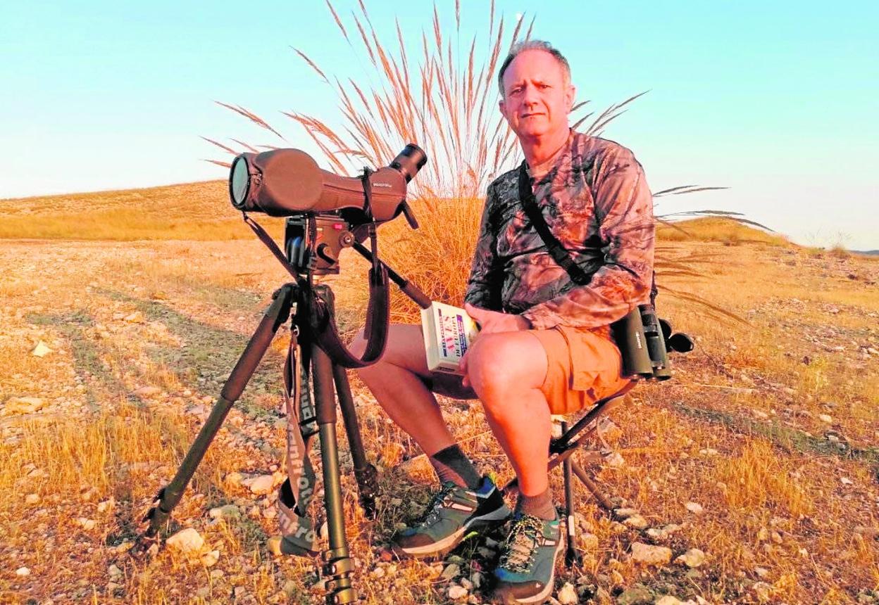Fernando Rico, preparado para observar aves en un paraje del norte del Altiplano. 