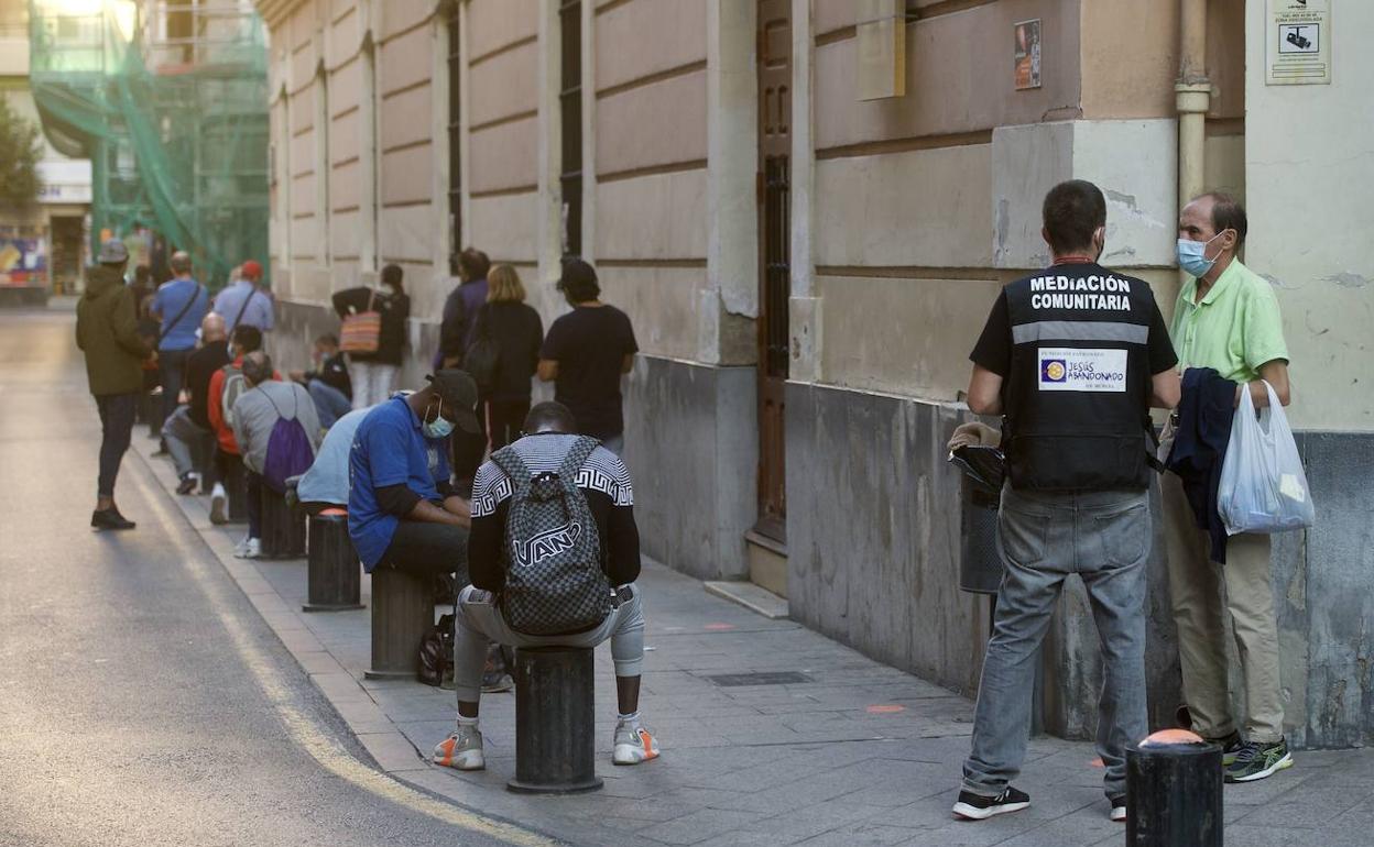 Colas a las puertas del comedor de Jesús Abandonado, en una imagen de archivo.