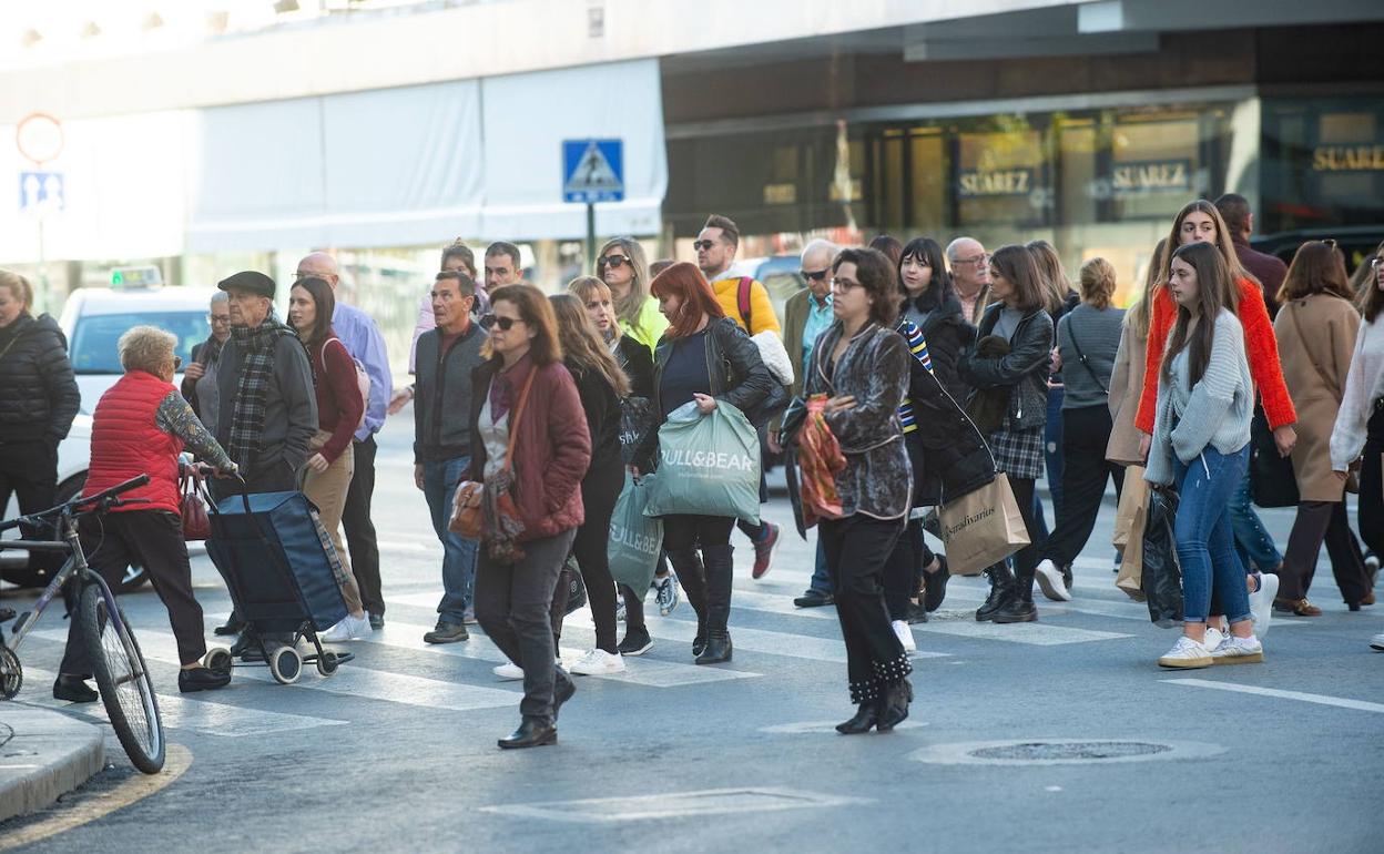 Foto de archivo de gente comprando durante el Black Friday.