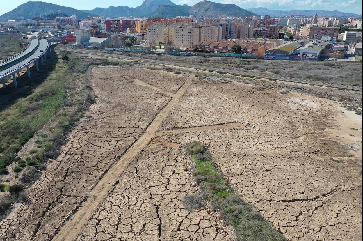 Vista de los terrenos de El Hondón, en la parte próxima a las viviendas de la barriada San Ginés. 