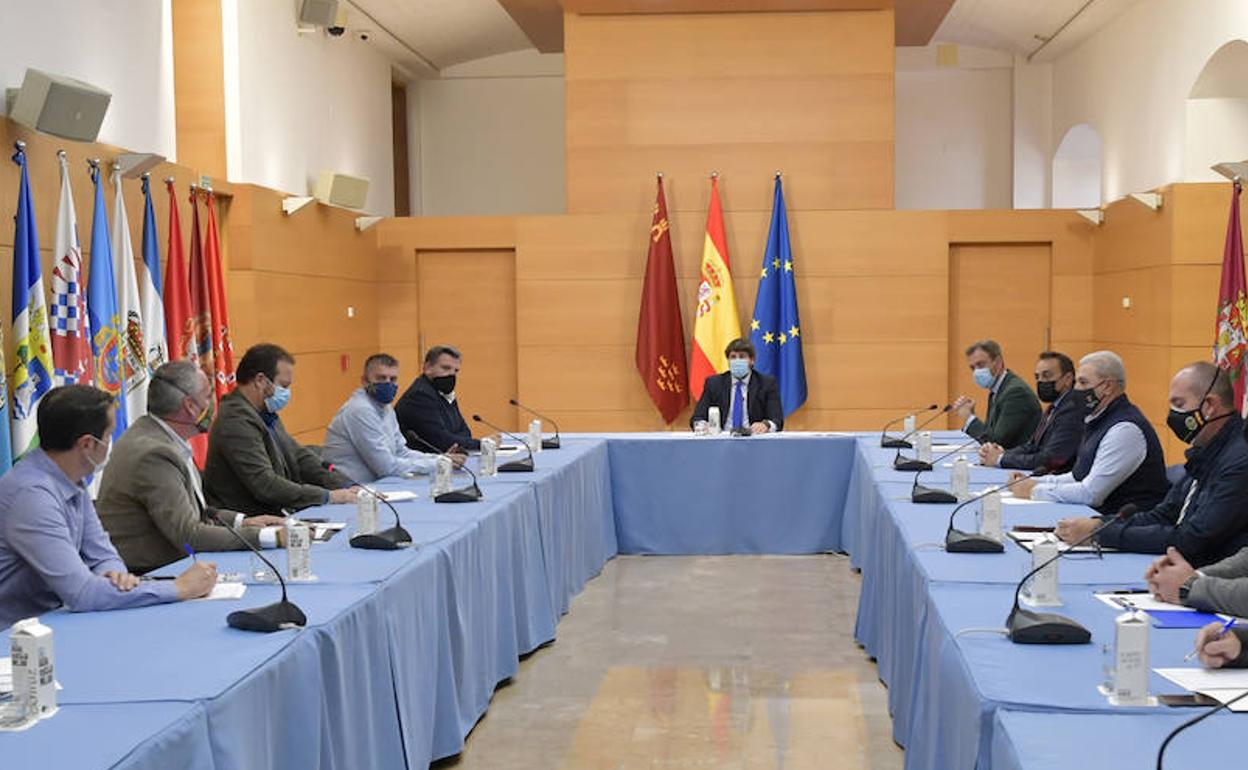 Reunión de López Miras y Ortuño con las organizaciones sindicales de policías y guardias civiles.