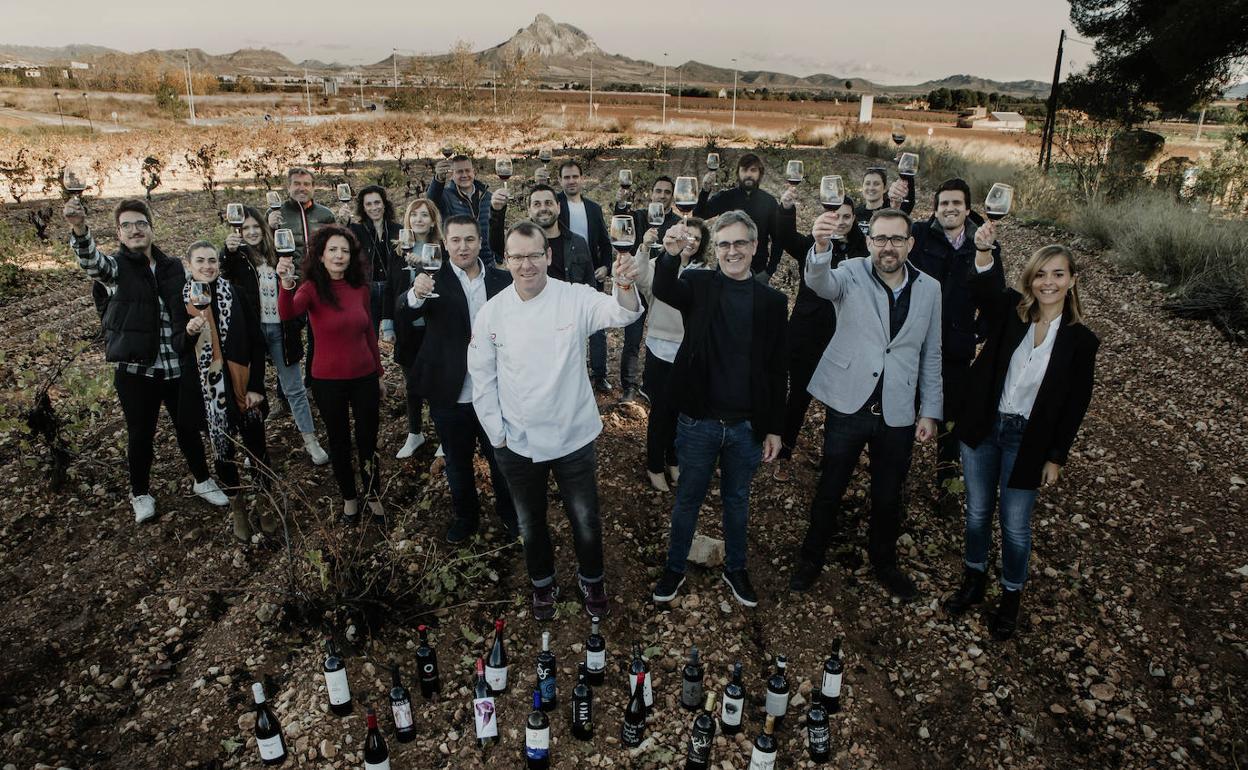 Pablo González con miembros y artífices de la campaña de promoción 'Familia Jumilla'.