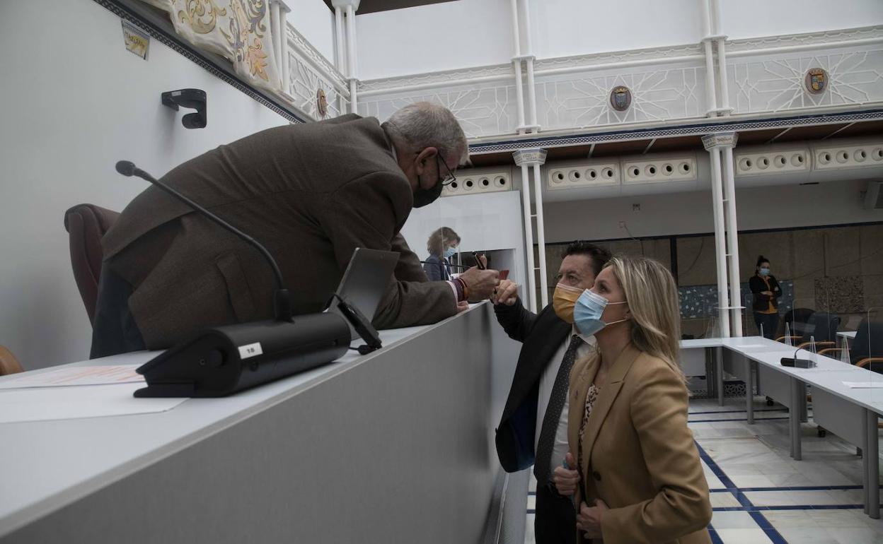 Alberto Castillo, ayer, hablando con Molina y Vidal. 