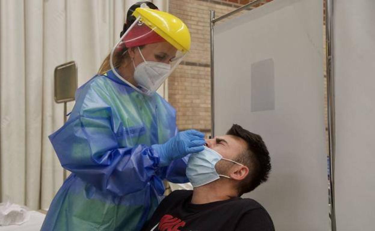 Una sanitaria realiza una prueba a un hombre en Murcia, en una imagen de archivo.