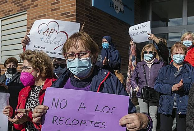 Concentración en el consultorio de La Palma, en Cartagena. 