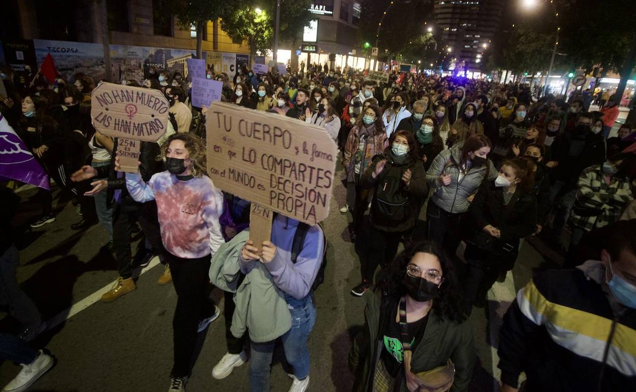 La marcha, este jueves, a su paso por la Gran Vía de Murcia.