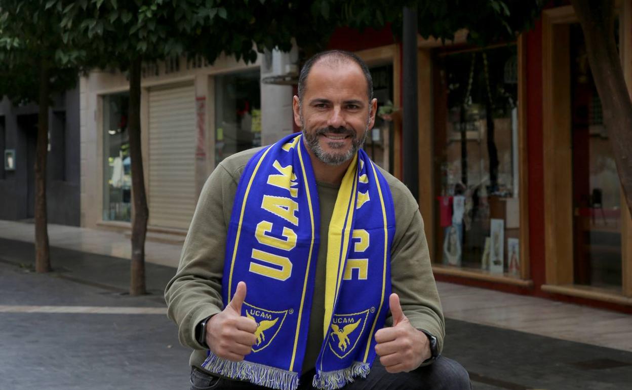 Salva Ballesta posa con una bufanda del UCAM, ayer. 