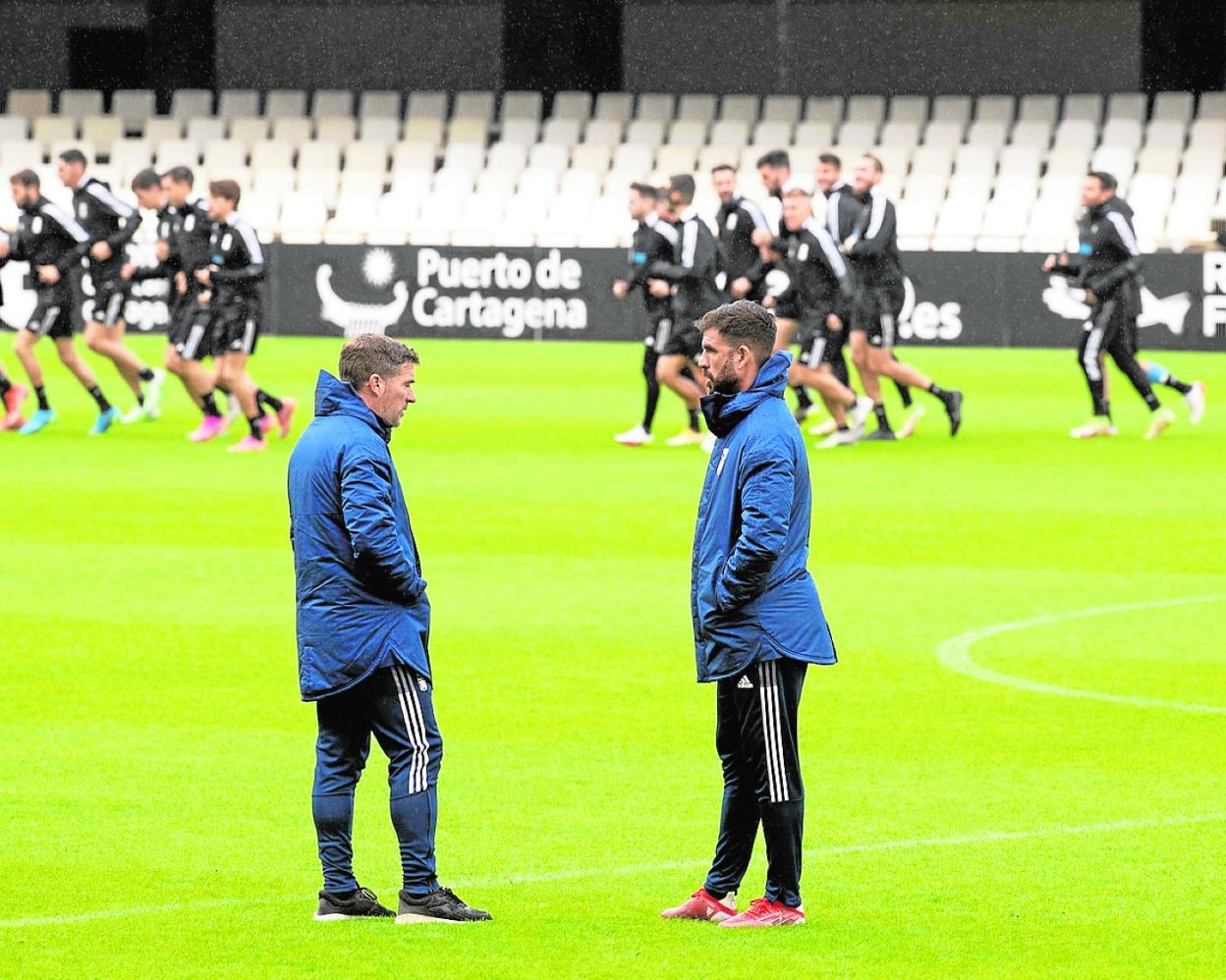 Luis Carrión (izquierda) y Domingo Cisma (derecha) charlan durante un entrenamiento del Efesé. 