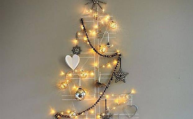 Un árbol de Navidad con luces.