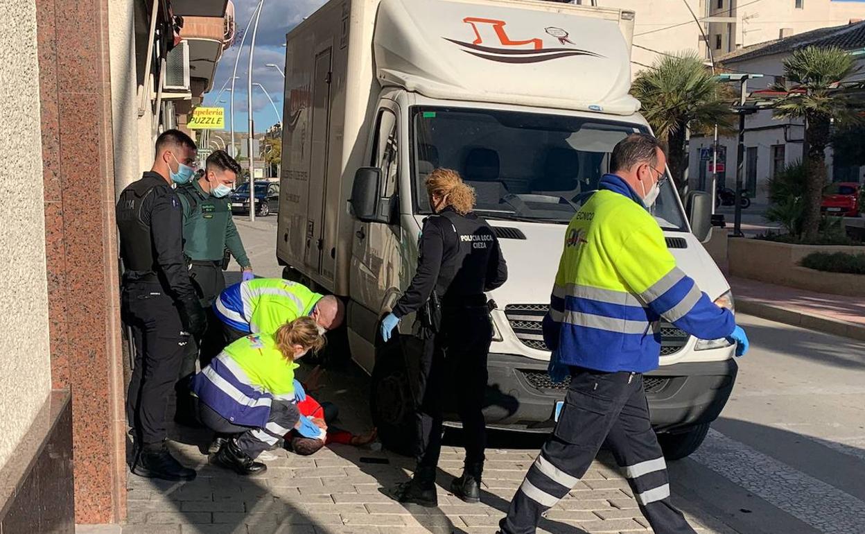 Los servicios sanitarios y agentes de la Policía Local atienden al herido. 