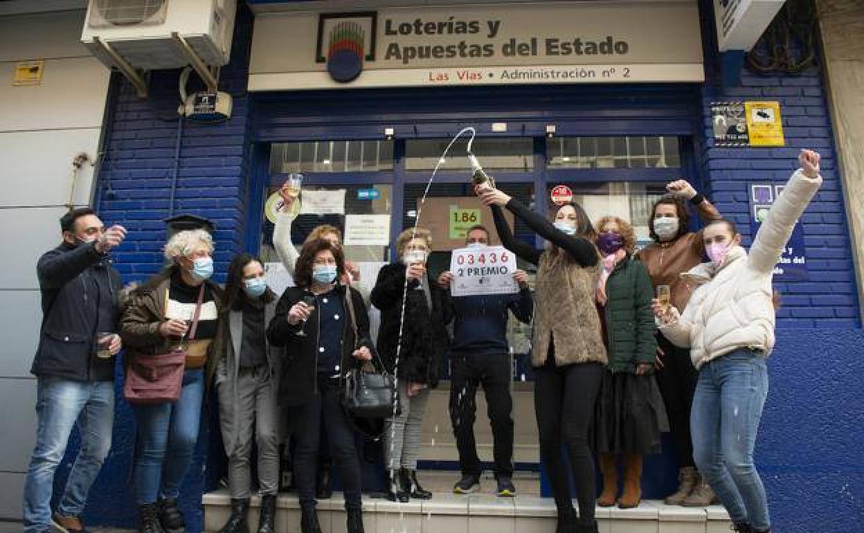 La administración nº 2 de Alcantarilla celebrando el segundo premio de la Lotería del Niño de 2021.