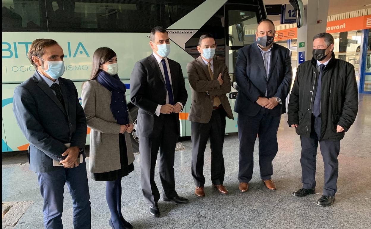 Encuentro del consejero de Fomento, la directora de Movilidad y los responsables de las empresas de transporte. 