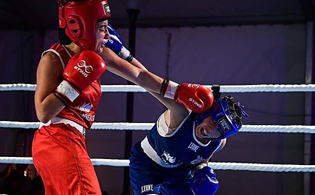 Nayara, de azul, en el combate del pasado jueves. 