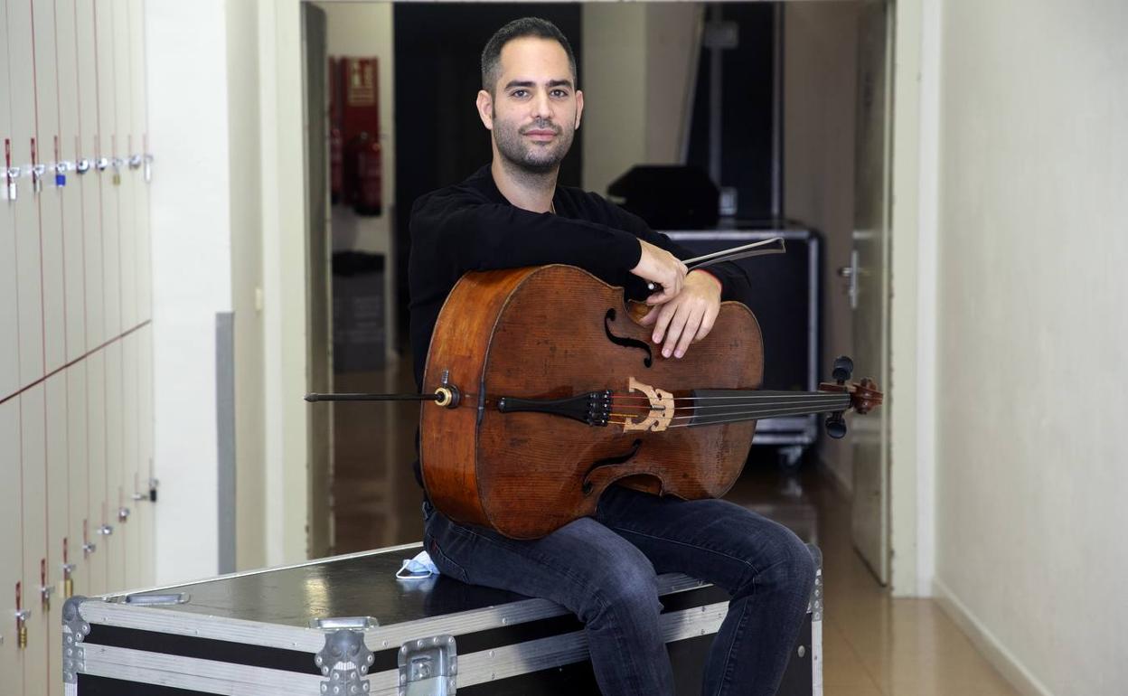 Guillermo Pastrana, con su violonchelo, en el Auditorio. 