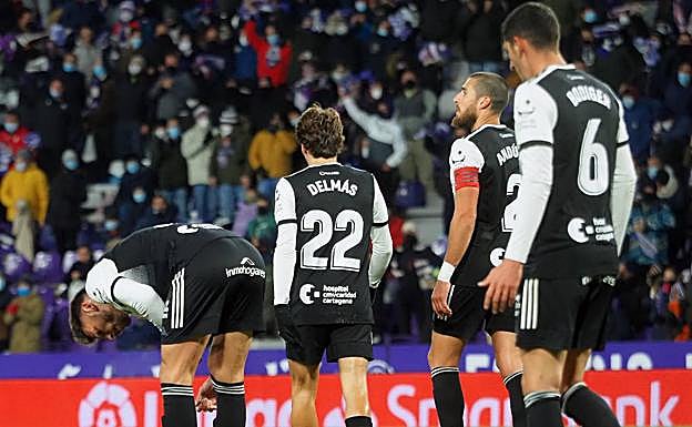 Los jugadores del FC Cartagena se lamentan ante uno de los goles.