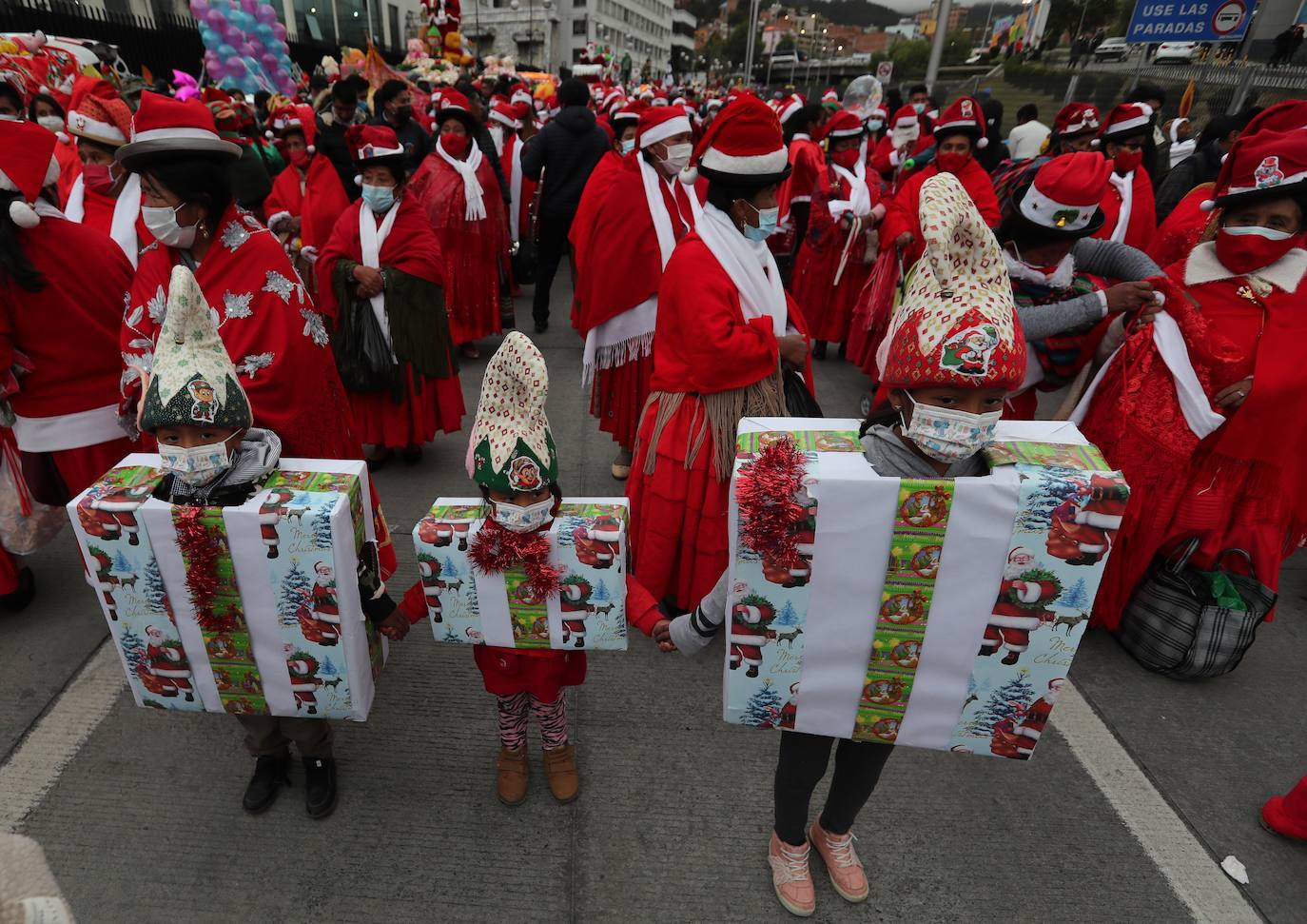 Fotos: Un colorido desfile de artesanos da la bienvenida a la Navidad en Bolivia