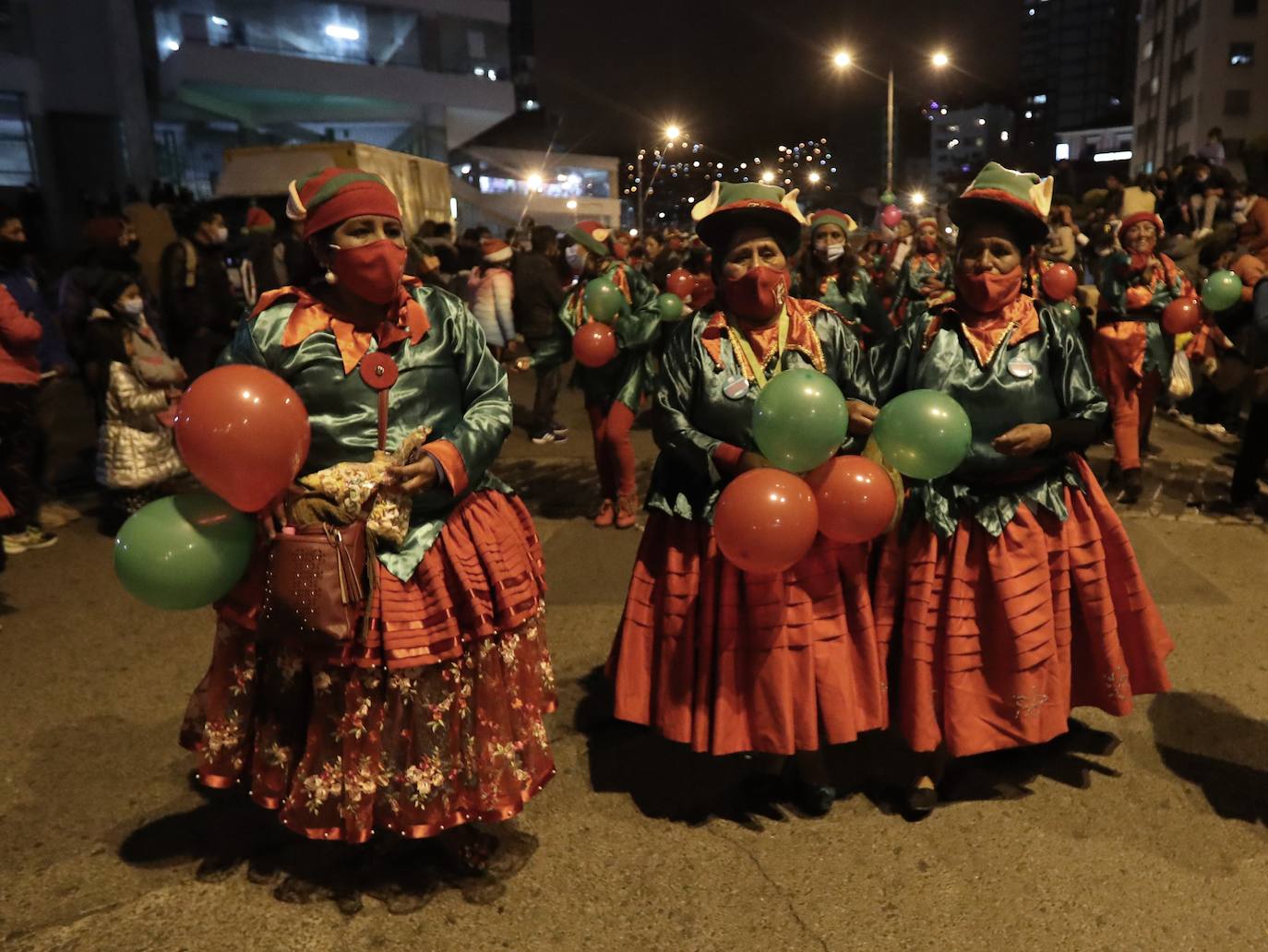 Fotos: Un colorido desfile de artesanos da la bienvenida a la Navidad en Bolivia