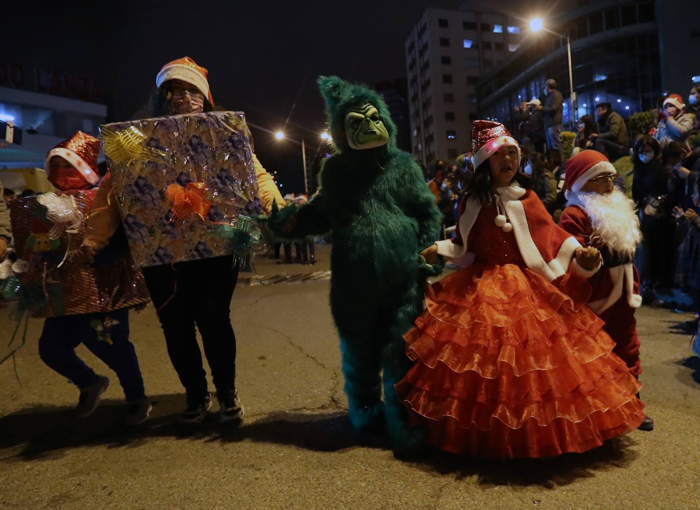 Fotos: Un colorido desfile de artesanos da la bienvenida a la Navidad en Bolivia