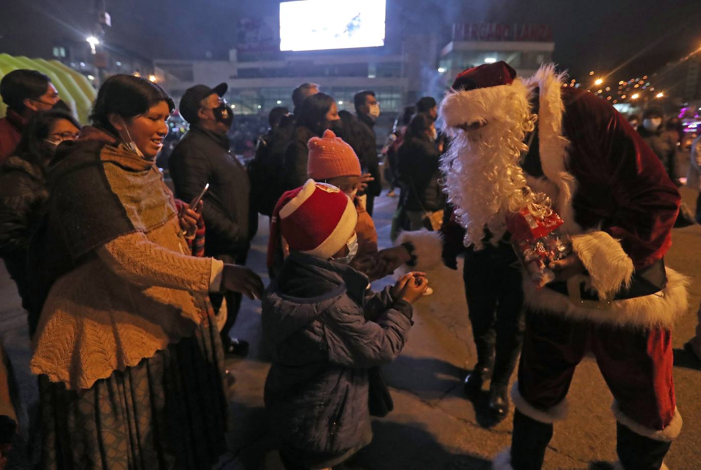 Fotos: Un colorido desfile de artesanos da la bienvenida a la Navidad en Bolivia