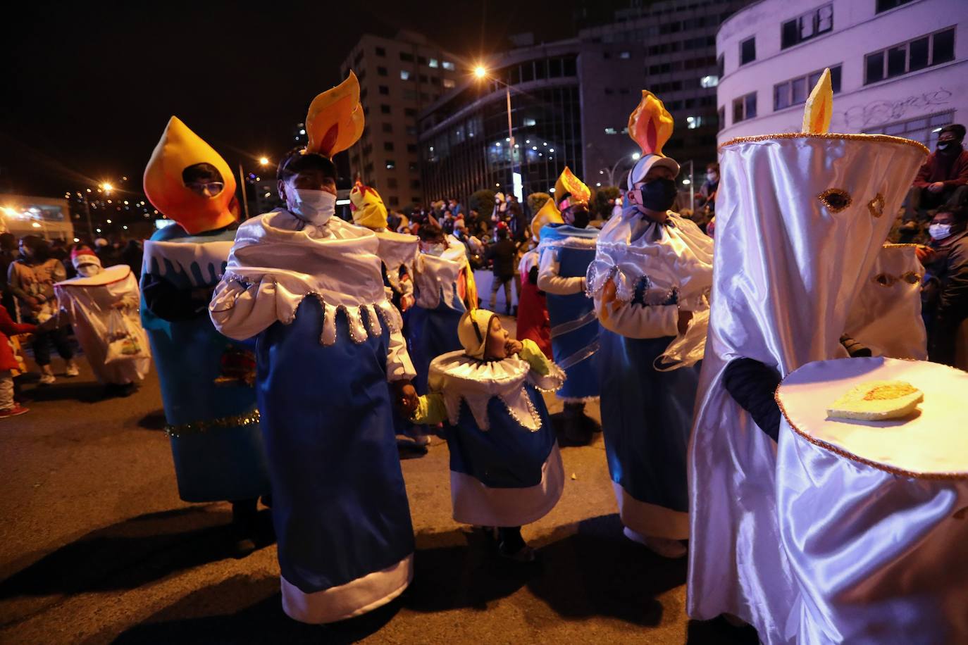 Fotos: Un colorido desfile de artesanos da la bienvenida a la Navidad en Bolivia