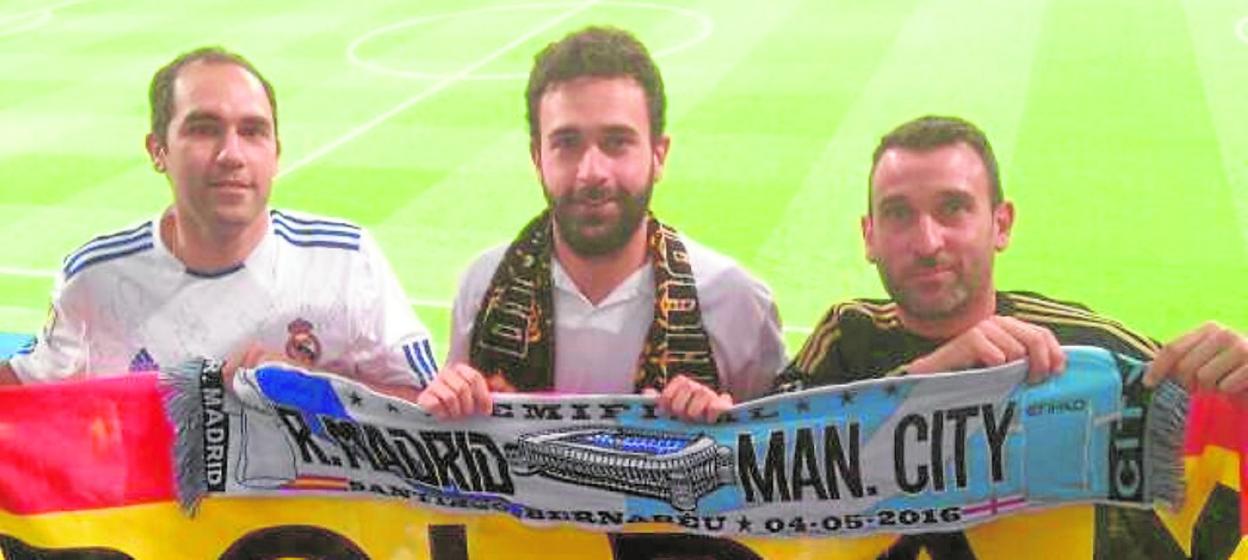 Los hermanos Antonio José y Adrián García, junto a Fausto Barrios, en otro partido en mayo de 2016. 