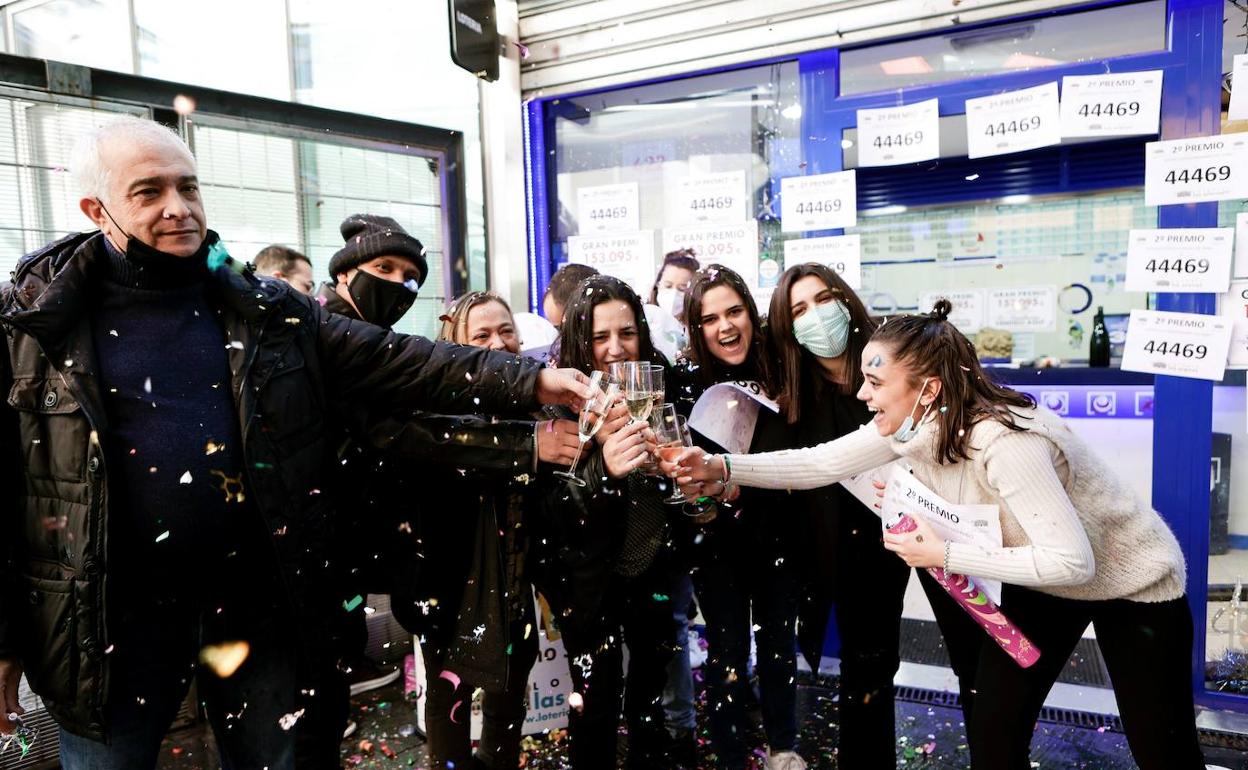 Trabajadores de la administración de loterías 336 de Barcelona celebran este jueves tras vender décimos del segundo premio de la lotería del Niño.