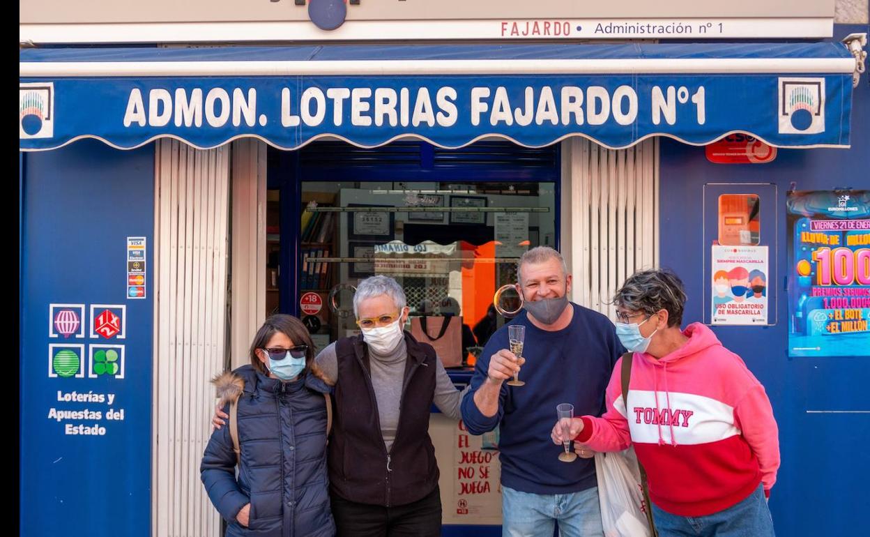 Celebración en la administración nº1 «Fajardo» de Motril, Granada, tras repartir parte del segundo premio en el sorteo de la Lotería del Niño.