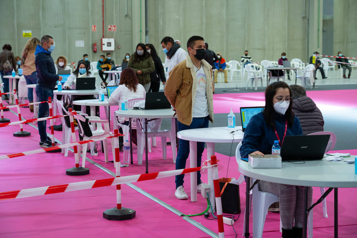 Fotos: Pinchazo de refuerzo a los temporeros del Guadalentín