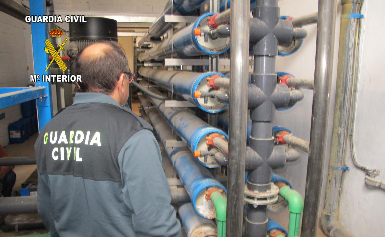 Un guardia civil, durante la inspección de una desalinizadora ilegal. 