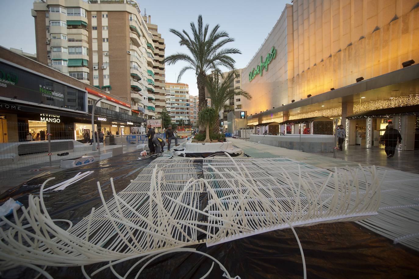 Fotos: Una pista de hielo en la Avenida de la Libertad de Murcia