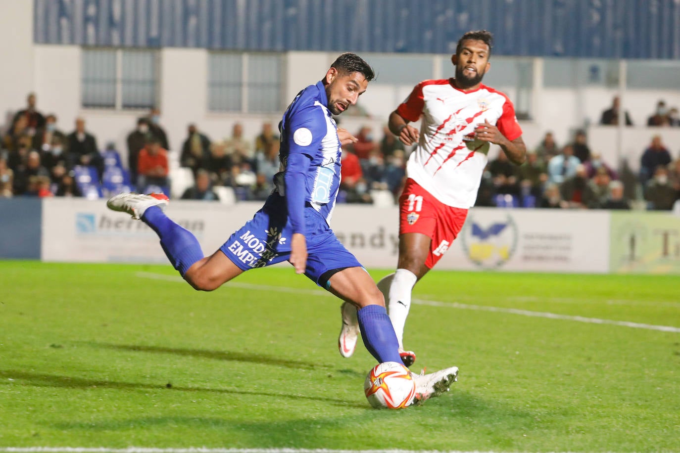 Fotos: Un heroico Águilas cae en los penaltis frente al Almería