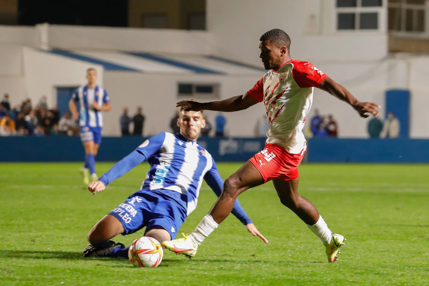 Fotos: Un heroico Águilas cae en los penaltis frente al Almería