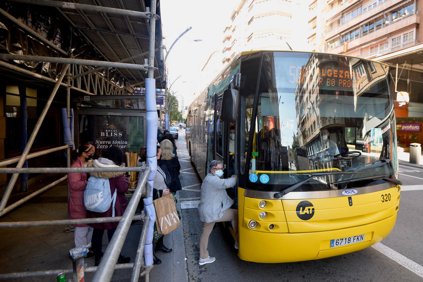 Fotos: Desconcierto en las paradas a dos días de los nuevos autobuses en Murcia