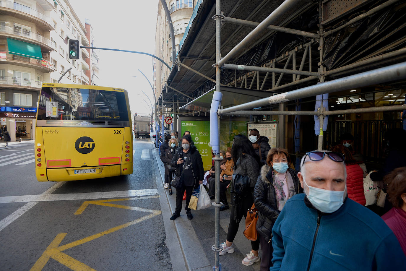 Fotos: Desconcierto en las paradas a dos días de los nuevos autobuses en Murcia