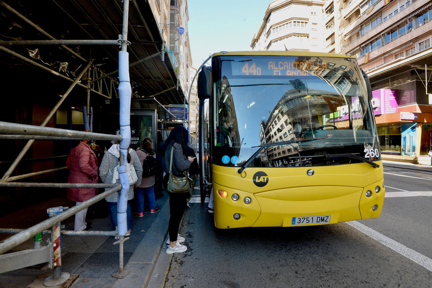 Fotos: Desconcierto en las paradas a dos días de los nuevos autobuses en Murcia