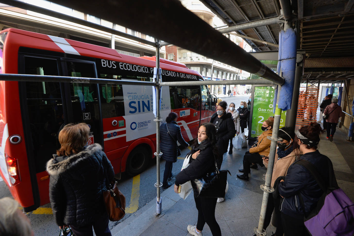 Fotos: Desconcierto en las paradas a dos días de los nuevos autobuses en Murcia