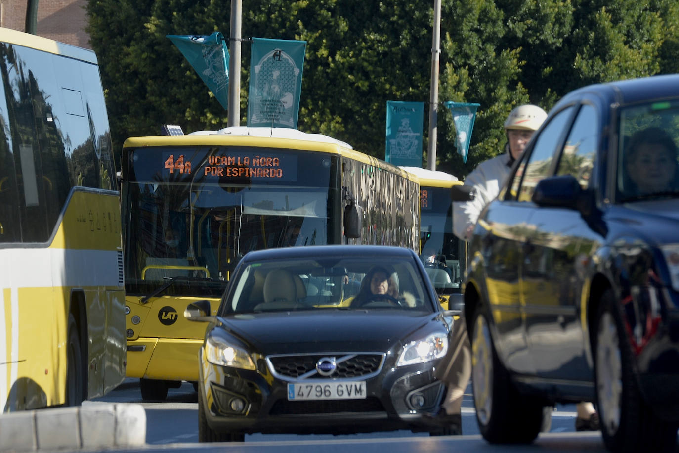 Fotos: Desconcierto en las paradas a dos días de los nuevos autobuses en Murcia