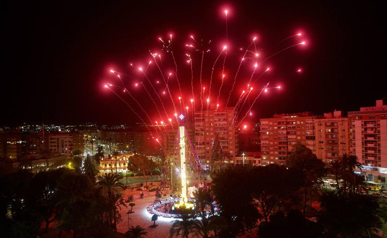 Imagen de archivo del árbol de Navidad situado en la plaza Circular de Murcia. 