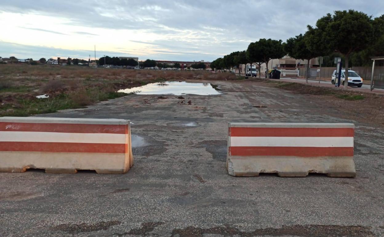 Bloques de hormigón, para impedir el paso al solar.