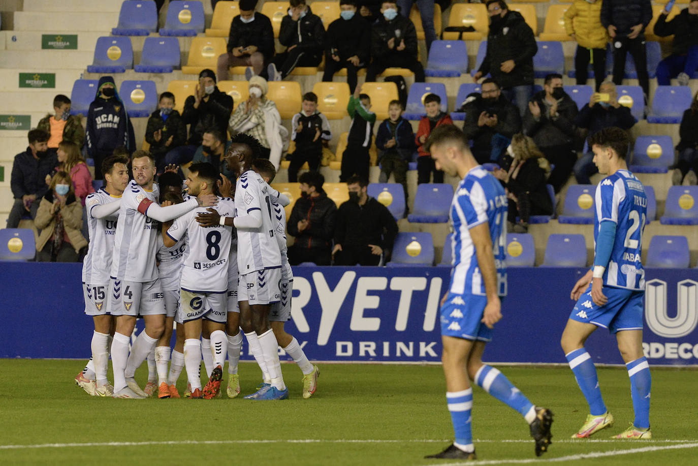 Fotos: El UCAM hace sufrir a un Deportivo letal (3-4)