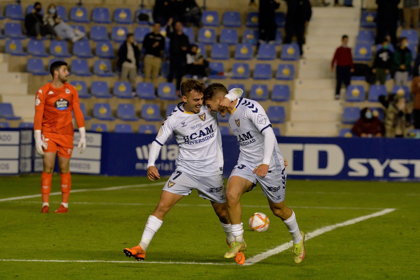 Fotos: El UCAM hace sufrir a un Deportivo letal (3-4)